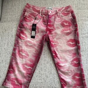 Fashion Nova Pink Lipstick Print Cropped Capri Jeans